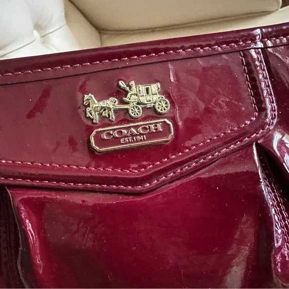 Coach Red Patent Leather Wristlet *LINING NEEDS TO BE REPLACED OR RESTORED* - Picture 6 of 12
